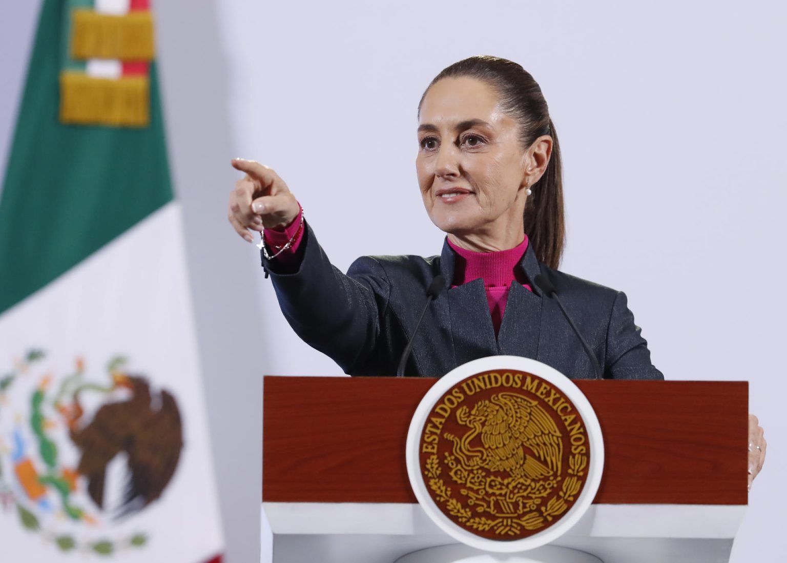 La presidenta de México, Claudia Sheinbaum, participa durante una rueda de prensa este viernes, en Palacio Nacional en Ciudad de México (México). EFE/ Mario Guzmán