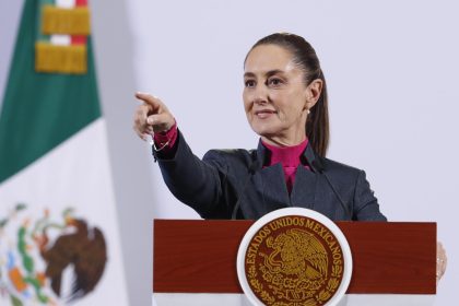 La presidenta de México, Claudia Sheinbaum, participa durante una rueda de prensa este viernes, en Palacio Nacional en Ciudad de México (México). EFE/ Mario Guzmán