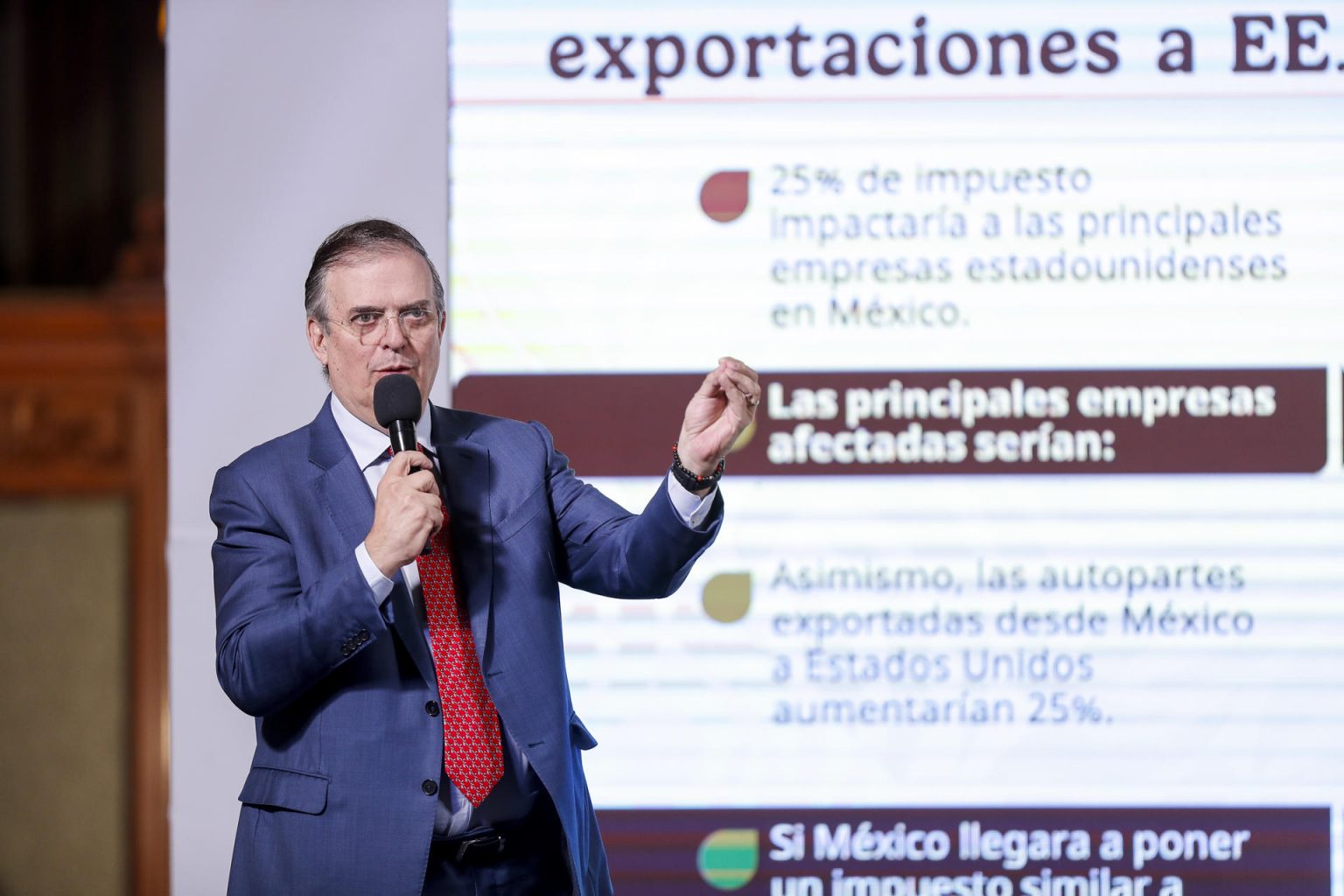 El secretario de Economía, Marcelo Ebrard, participa este martes durante una conferencia de prensa de la presidenta de México Claudia Sheinbaum en Palacio Nacional, de la Ciudad de México (México). EFE/ Isaac Esquivel