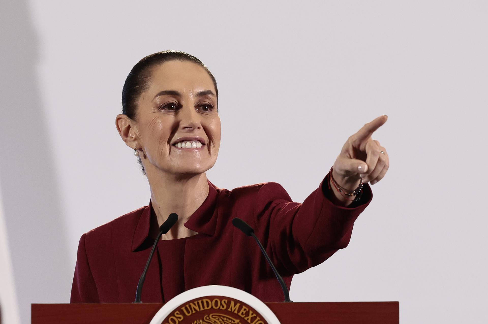 La presidenta de México Claudia Sheinbaum, participa este miércoles durante una rueda de prensa en Palacio Nacional de la Ciudad de México (México). EFE/José Méndez
