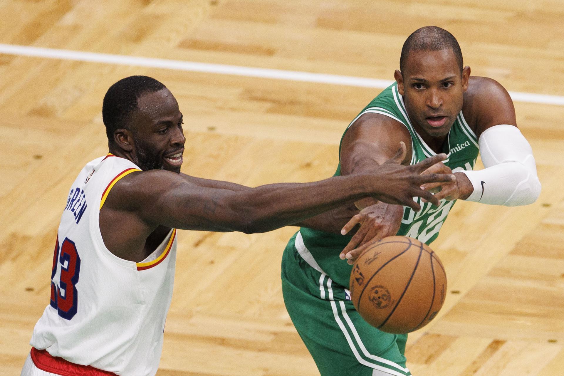 Al Horford (d), de los Celtics, intenta pasar el balón sobre Draymond Green, de los Golden State Warriors. (Baloncesto) EFE/EPA/CJ GUNTHER
