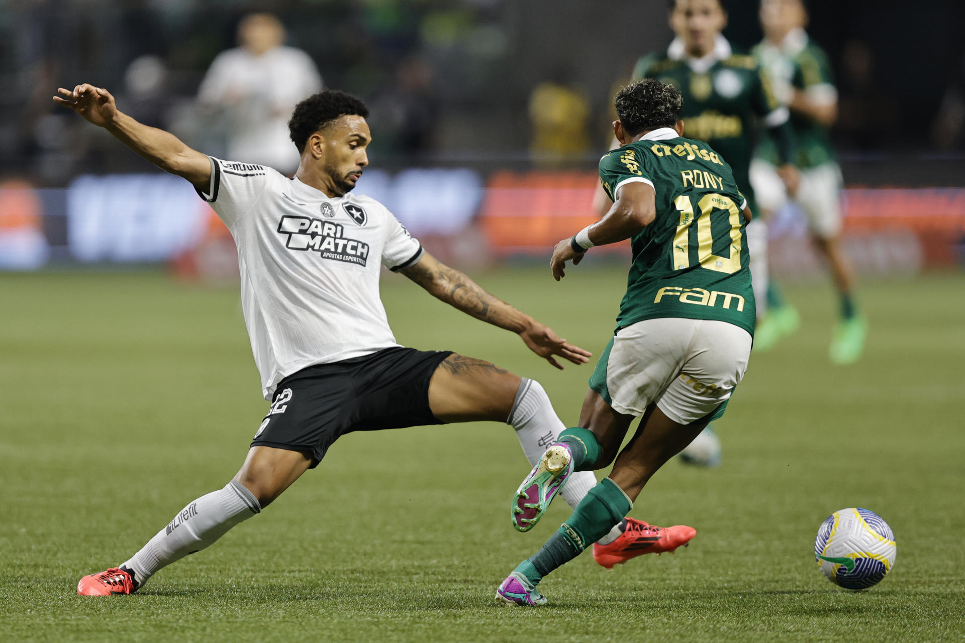 Rony (d) de Palmeiras disputa un balón con Vitinho de Botafogo en un partido del Brasileirao serie A. EFE/ Isaac Fontana
