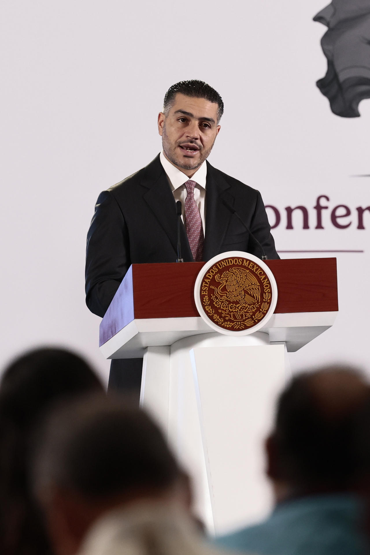 El secretario de Seguridad y Protección Ciudadana, Omar García Harfuch, participa este martes durante una rueda de prensa de la presidenta de México, Claudia Sheinbaum, en Palacio Nacional en la Ciudad de México (México). EFE/José Méndez
