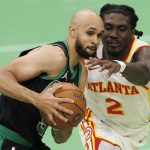 El escolta de los Boston Celtics, Derrick White (I), avanza hacia el aro mientras el escolta de los Atlanta Hawks, Keaton Wallace (D), defiende durante la segunda mitad del partido del Torneo de Temporada de la NBA. EFE/EPA/CJ GUNTHER