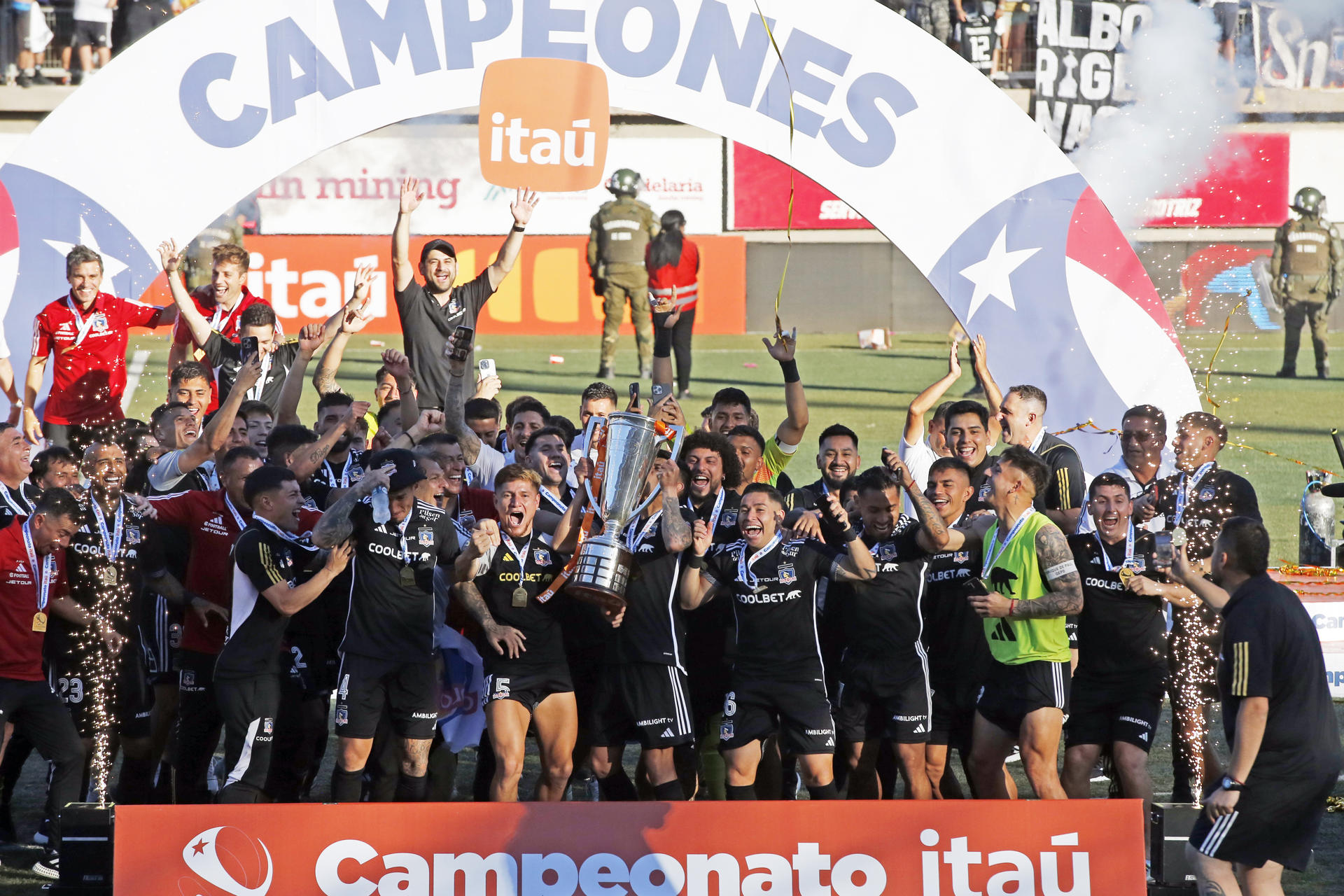 Jugadores de Colo Colo celebran este domingo su título número 34 en la liga chilena. EFE/ Luis Hidalgo
