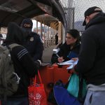 Personas hacen fila para cruzar la frontera hacia Estados Unidos en el Puente Internacional Paso del Norte este martes, en Ciudad Juárez (México). EFE/ Luis Torres