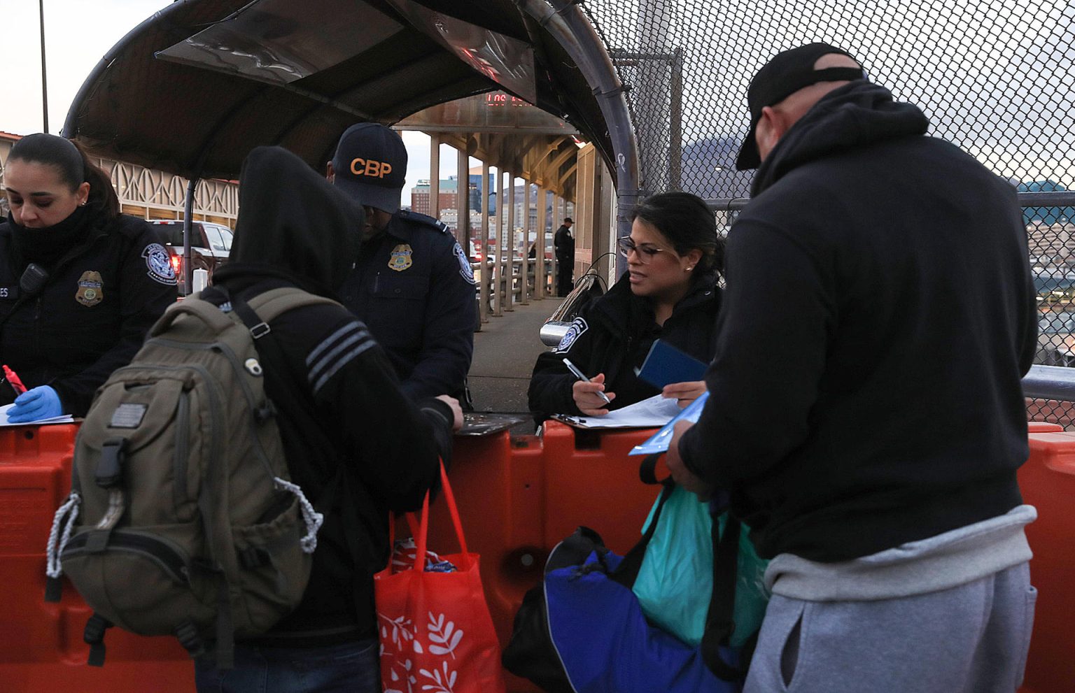 Personas hacen fila para cruzar la frontera hacia Estados Unidos en el Puente Internacional Paso del Norte este martes, en Ciudad Juárez (México). EFE/ Luis Torres