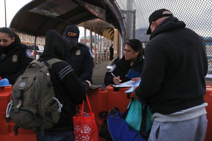 Personas hacen fila para cruzar la frontera hacia Estados Unidos en el Puente Internacional Paso del Norte este martes, en Ciudad Juárez (México). EFE/ Luis Torres