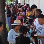 Migrantes hacen fila en estaciones migratorias este jueves, en Tapachula (México). EFE/Juan Manuel Blanco