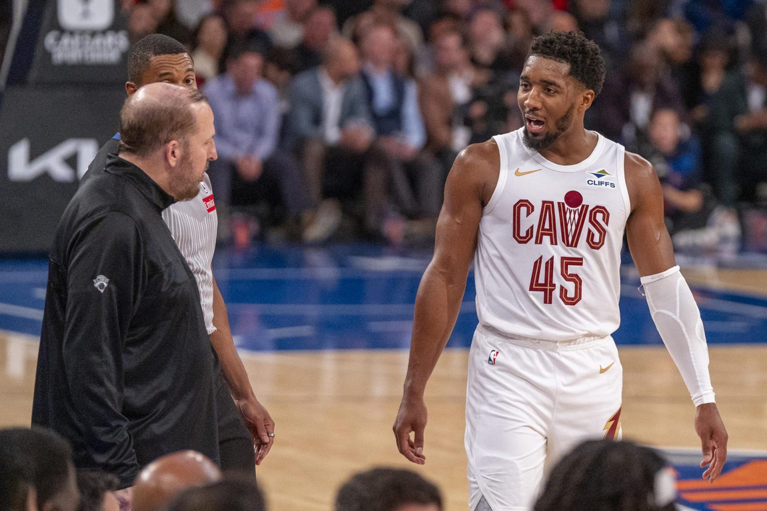 Foto de archivo de Donovan Mitchell (d), estrella de los Cleveland Cavaliers, el mejor equipo del comienzo de temporada en la NBA, con doce triunfos en otros tantos partidos. EFE/ Angel Colmenares