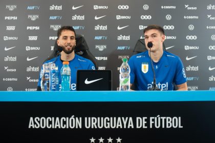 Los jugadores uruguayos Manuel Ugarte (d) y Rodrigo Bentancur ofrecieron este miércoles una conferencia de prensa en Montevideo para hablar sobre el partido del 14 de noviembre contra Colombia en el estadio Centenario. . EFE/ Sofía Torres