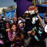 Mujeres pertenecientes a colectivos feministas protestan en la entrada del Reclusorio Oriente, este miércoles, en la Ciudad de México (México). EFE/Sáshenka Gutiérrez