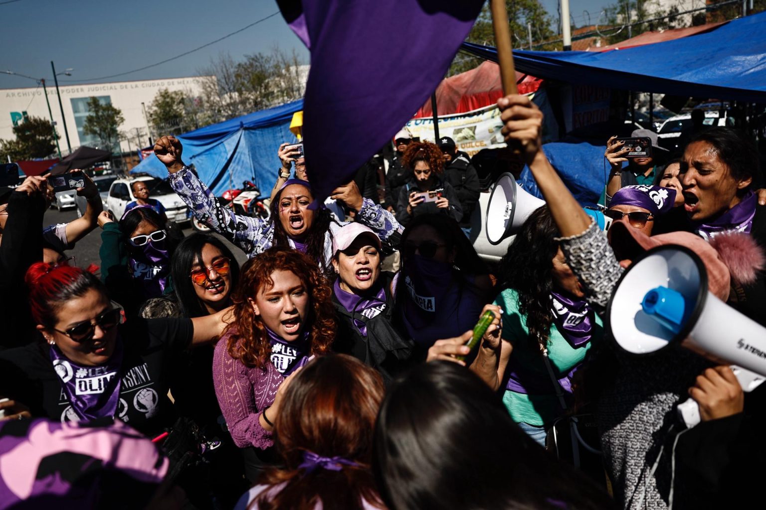 Mujeres pertenecientes a colectivos feministas protestan en la entrada del Reclusorio Oriente, este miércoles, en la Ciudad de México (México). EFE/Sáshenka Gutiérrez