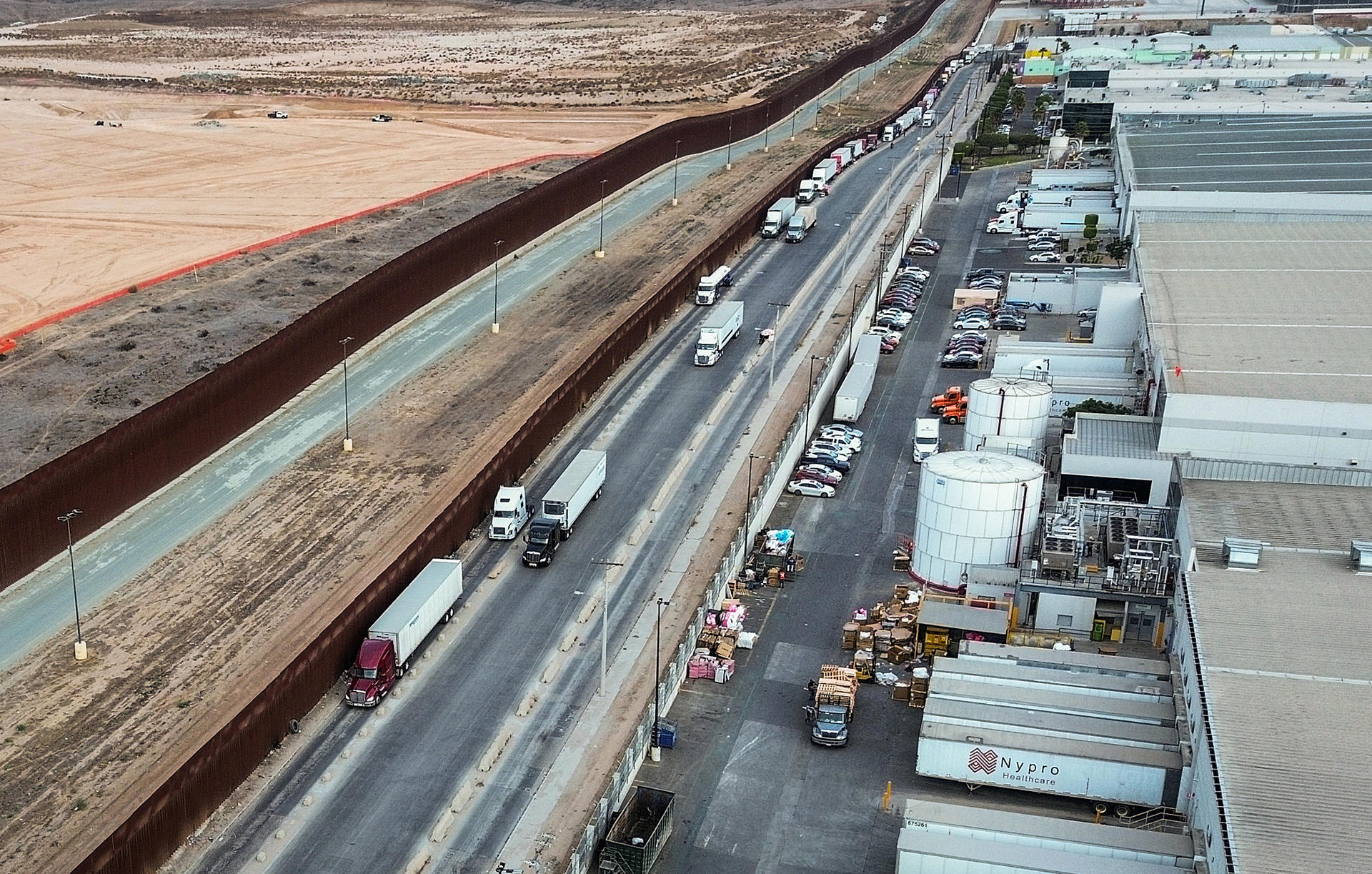 Fotografía aérea de la sede de aduanas de transporte este martes, en Tijuana (México). EFE/ Joebeth Terríquez
