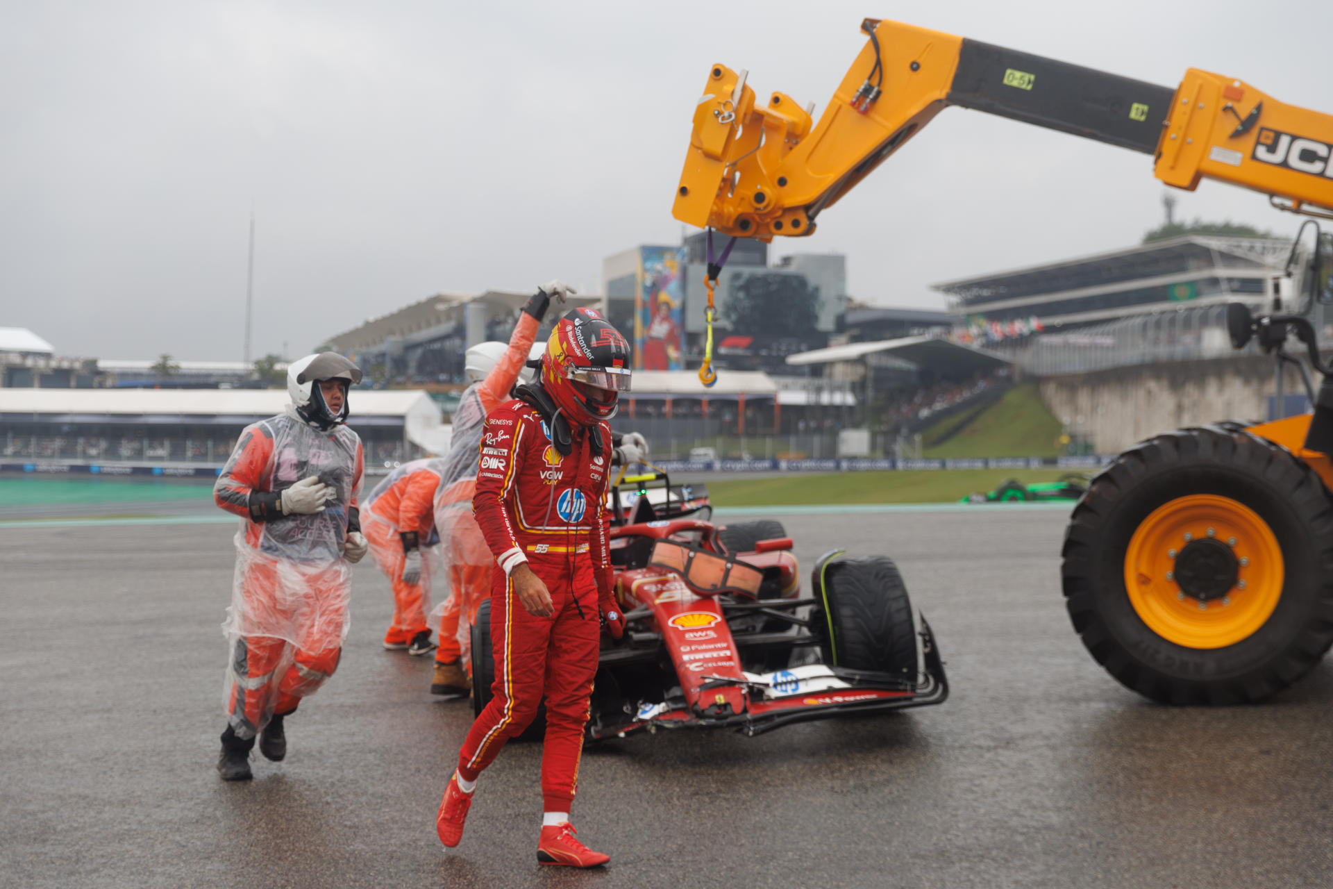 El español Carlos Sainz, de Ferrari abandona el Gran Premio de Sao Paulo de la Fórmula Uno este domingo, en el circuito de Interlagos en Sao Paulo (Brasil). EFE/ Isaac Fontana
