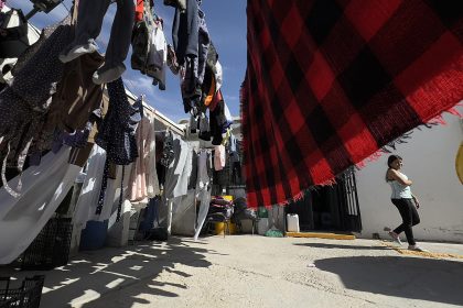 Una migrante permanece en el albergue 'Vida' este sábado, en Ciudad Juárez (México). EFE/Luis Torres