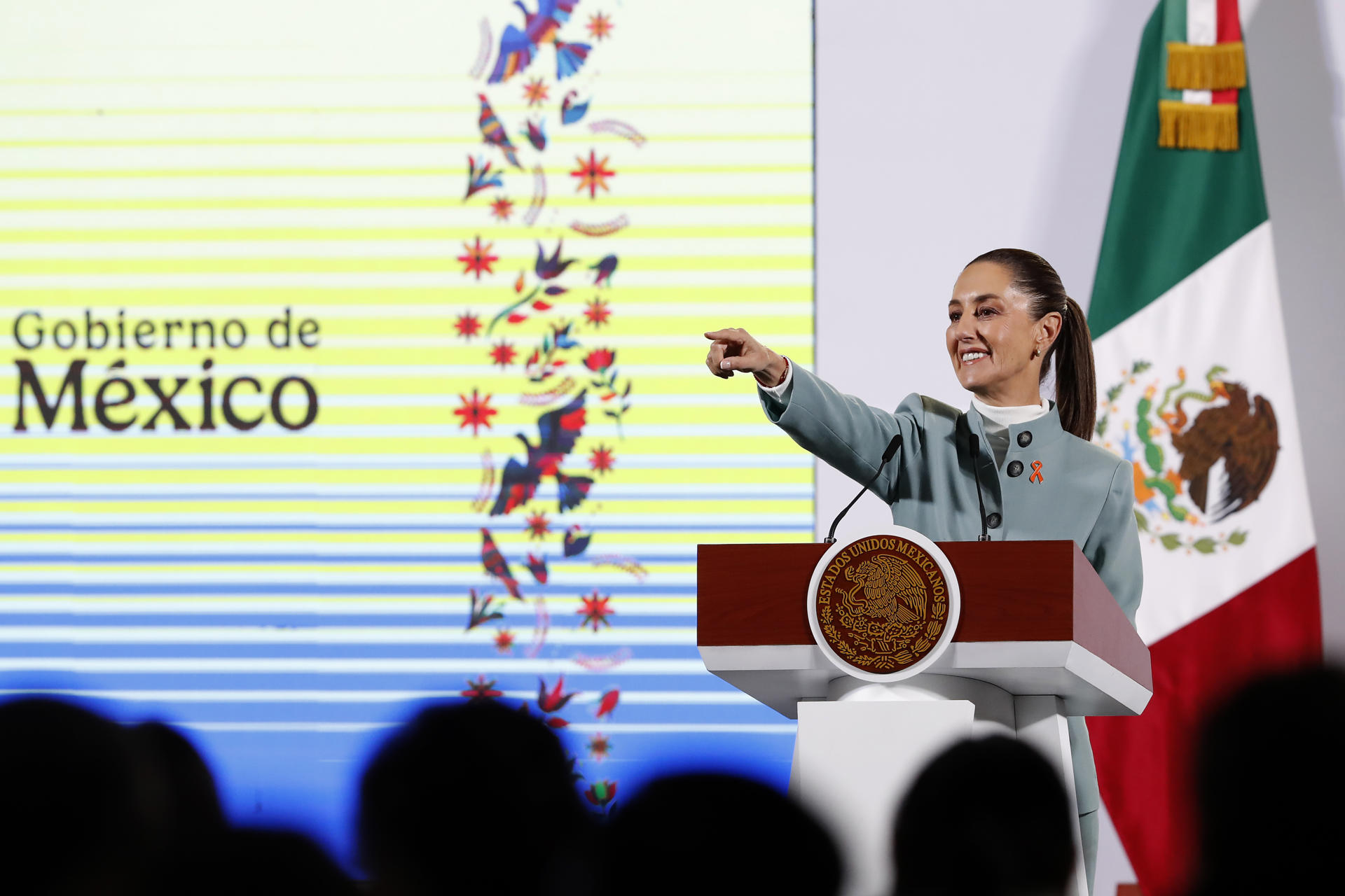 La presidenta de México, Claudia Sheinbaum, participa durante su rueda de prensa este lunes, en Palacio Nacional en Ciudad de México (México). EFE/ Mario Guzmán
