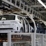 Fotografía de archivo de una línea de producción en una planta ensambladora de vehículos Volkswagen, en el estado de Puebla (México). EFE/Hilda Ríos