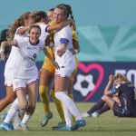 Estados Unidos celebra el tercer lugar del Mundial Femenino sub-17 al golear 3-0 a Inglaterra en el estadio Olímpico Félix Sánchez en Santo Domingo. EFE/ Orlando Barría