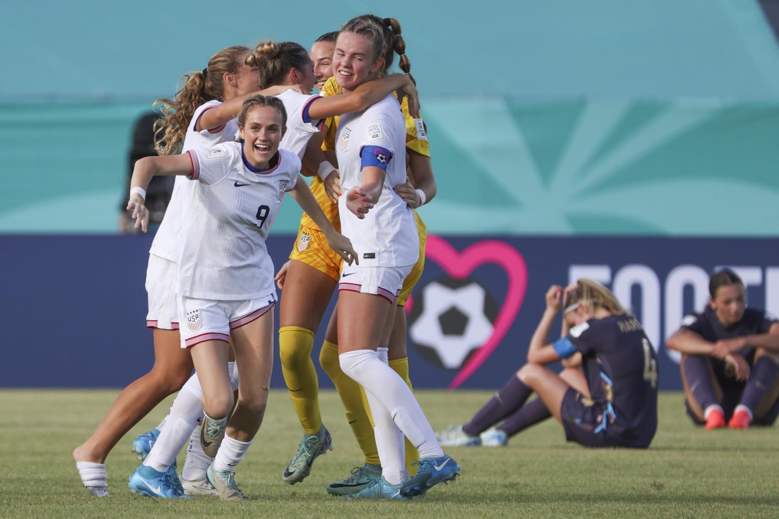 Estados Unidos celebra el tercer lugar del Mundial Femenino sub-17 al golear 3-0 a Inglaterra en el estadio Olímpico Félix Sánchez en Santo Domingo. EFE/ Orlando Barría