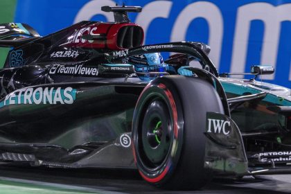 El piloto británico de Mercedes George Russell dominó este viernes la tercera sesión de entrenamientos libres para el Gran Premio de Fórmula Uno de Las Vegas. EFE/EPA/SHAWN THEW