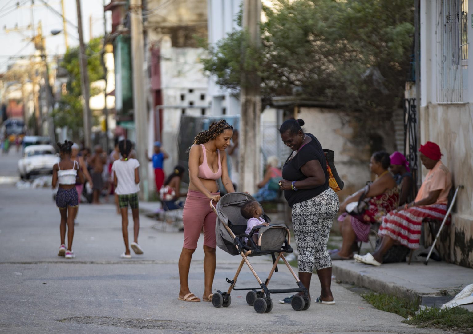 Dos mujeres caminan por una calle en el municipio Cerro, en La Habana (Cuba). Imagen de archivo. EFE/ Yander Zamora