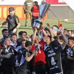 El entrenador argentino Jorge Almirón (c) levanta la copa que da a Colo Colo este domingo el título 34 en la liga chilena. EFE/ Luis Hidalgo