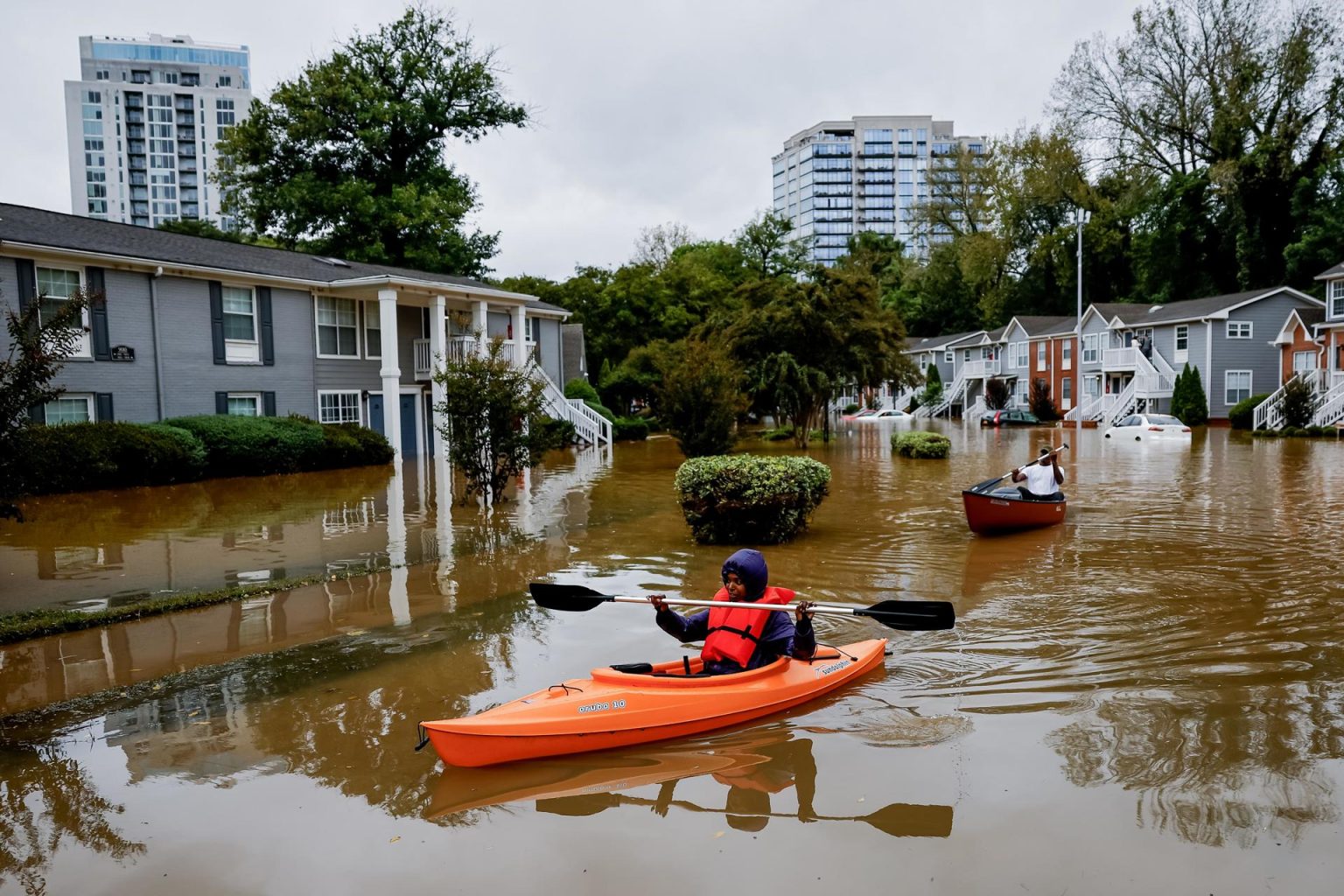 Fotografía de archivo fechada el 27 de septiembre de 2024 de Candice Ocvil (i) y Jibri Tolen (d), residentes de Peachtree Park, remando a través de las aguas de la inundación después de que la tormenta tropical Helene atravesó Atlanta, Georgia (EE.UU.). EFE/EPA/ERIK S. LESSER/ARCHIVO