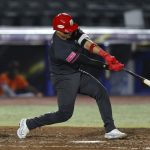 Alexis Wilson, de México, batea ante Países Bajos en un juego del Premier 12 de la Confederación Mundial de Béisbol y Sóftbol (WBSC) disputado, este miércoles, en el Estadio Panamericano de Béisbol, en Guadalajara, Jalisco (México). EFE/Francisco Guasco