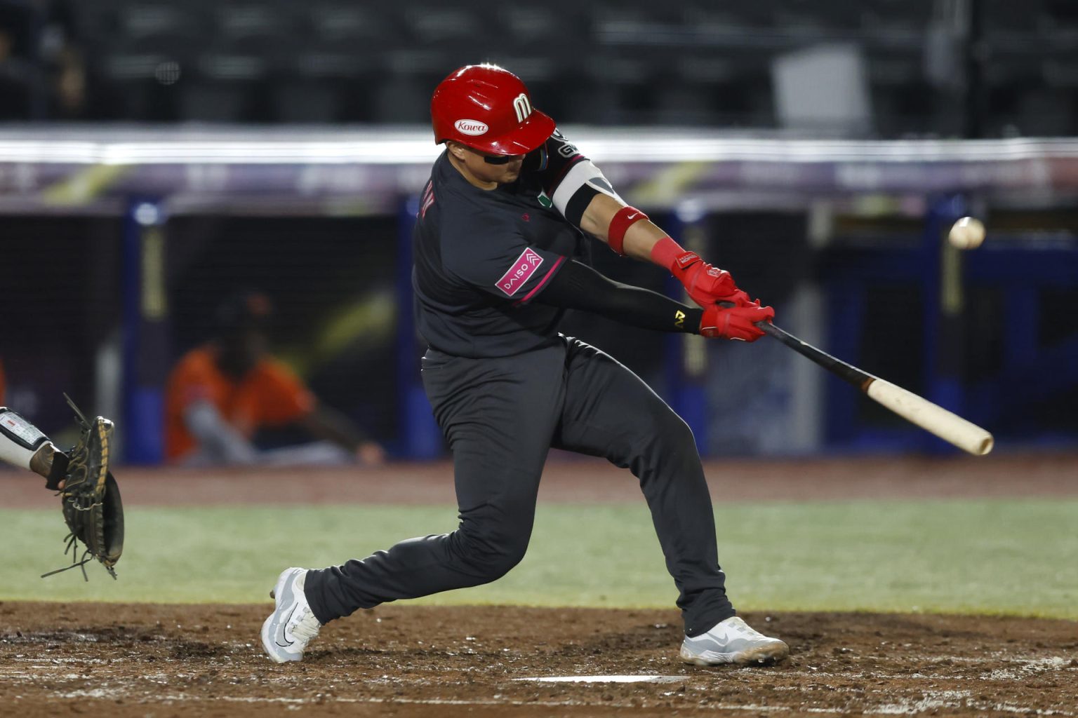 Alexis Wilson, de México, batea ante Países Bajos en un juego del Premier 12 de la Confederación Mundial de Béisbol y Sóftbol (WBSC) disputado, este miércoles, en el Estadio Panamericano de Béisbol, en Guadalajara, Jalisco (México). EFE/Francisco Guasco