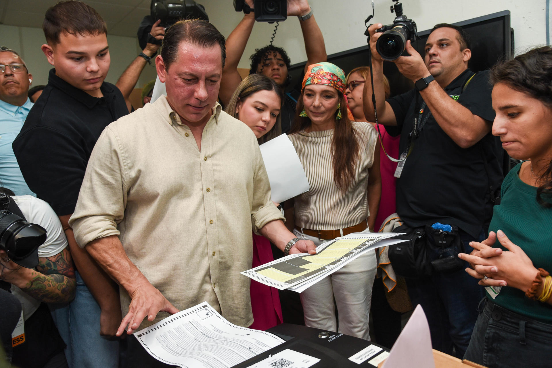 El candidato a la gobernación de Puerto Rico por la Alianza formada por el Partido Independentista Puertorriqueño (PIP) y el Movimiento Victoria Ciudadana (MVC), Juan Dalmau, deposita sus papeletas de votación este martes en el Centro Cedin, en San Juan (Puerto Rico). EFE/Enid M. Salgado
