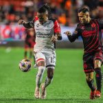 Fernando Monarrez (d) de Tijuana disputa el balón con Jhon Murillo (i) de Atlas en el partido jugado este domingo en el estadio Caliente de la ciudad de Tijuana que clasificó a los locales a los cuartos de final del torneo Apertura mexicano. EFE/ Alejandro Zepeda