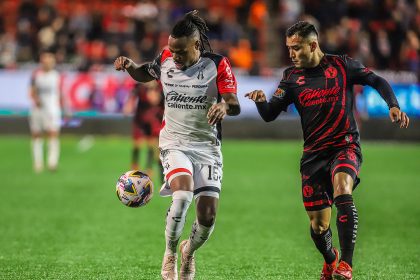 Fernando Monarrez (d) de Tijuana disputa el balón con Jhon Murillo (i) de Atlas en el partido jugado este domingo en el estadio Caliente de la ciudad de Tijuana que clasificó a los locales a los cuartos de final del torneo Apertura mexicano. EFE/ Alejandro Zepeda