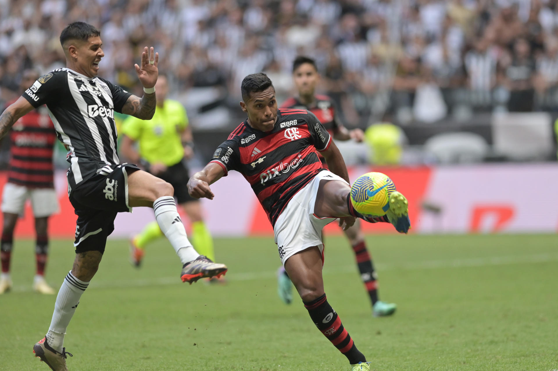 Zaracho y Alex Sandro durante el partido de vuelta de la final de la Copa do Brasil en Belo Horizonte. EFE/ Joao Guilheme
