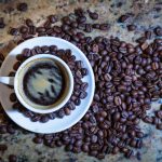 Fotografía de archivo de una taza y granos de café arábica, en una cafetería. EFE/ André Coelho