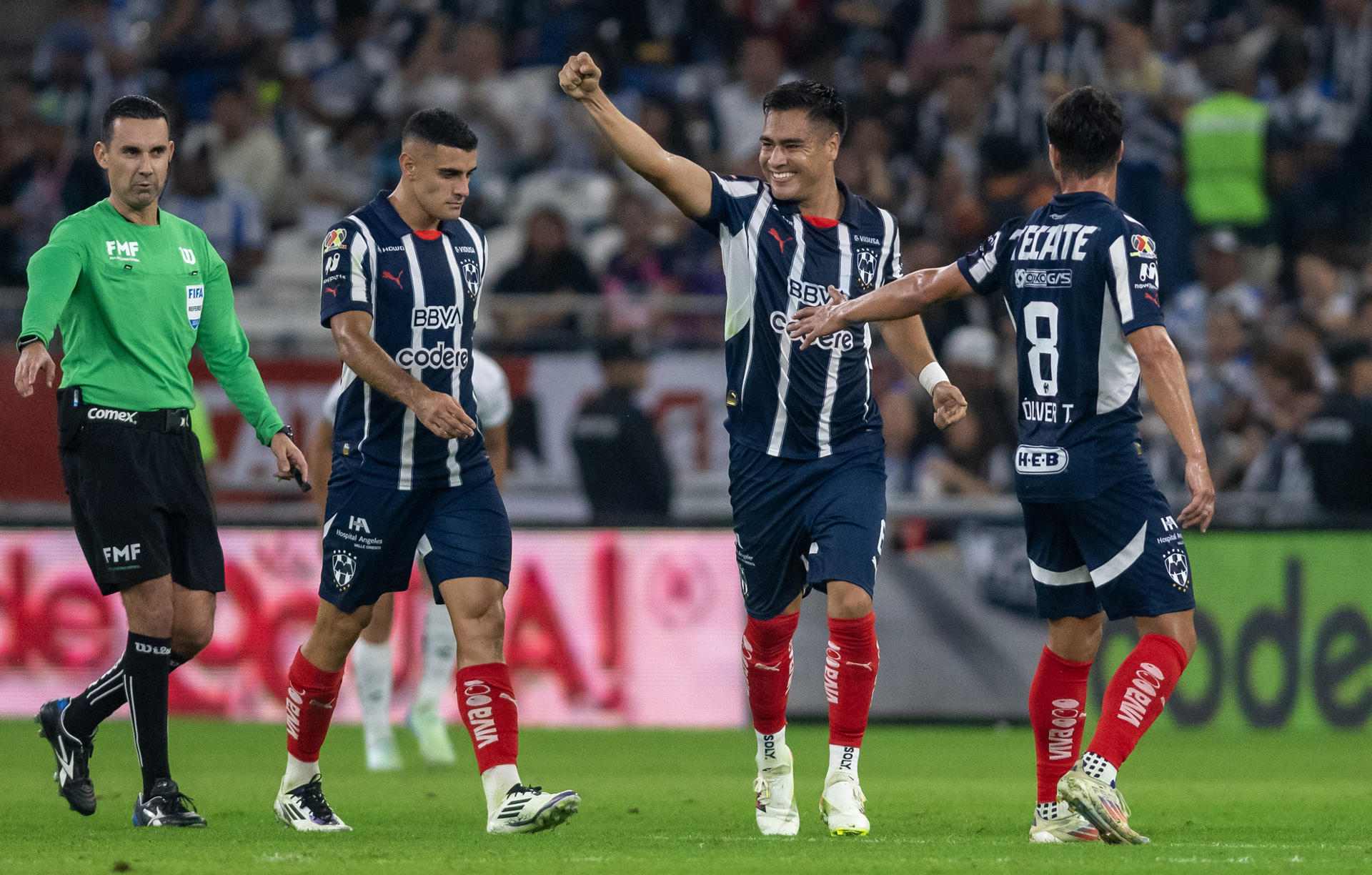 Edson Gutiérrez (c) celebra el primero de los dos goles que Monterrey marcó este domingo a León (2-1) en el estadio BBVA. EFE/Miguel Sierra.
