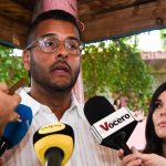 El presidente del Partido Popular Democrático (PPD) y candidato a la gobernación, Jesús Manuel Ortiz, habla con los medios de comunicación en un centro de votación en la Escuela Aurora Waldorf, este martes en San Juan (Puerto Rico). EFE/ Enid M. Salgado