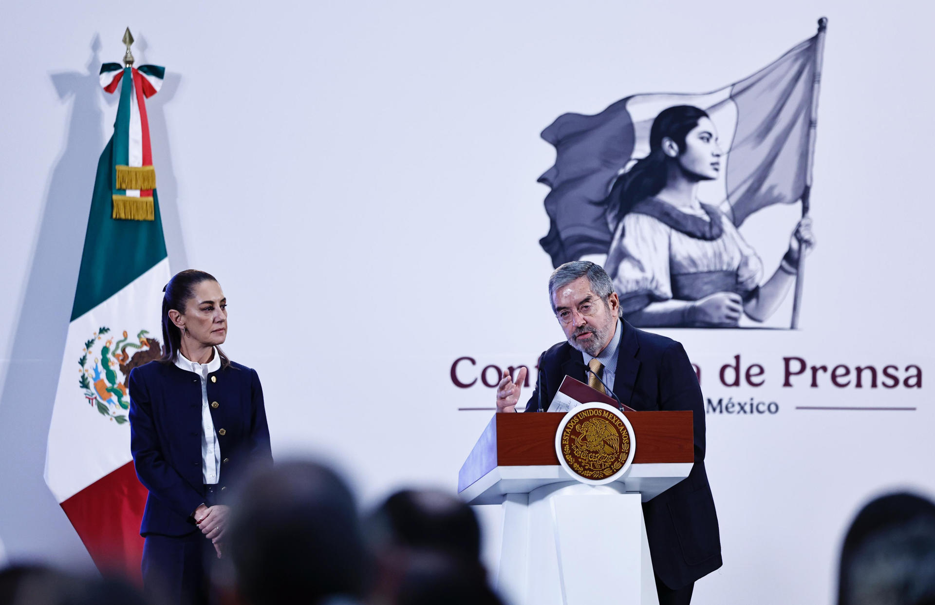 El canciller mexicano, Juan Ramón de la Fuente (d), habla durante su participación en una rueda de prensa de la presidenta de México Claudia Sheinbaum (i), este viernes en Palacio Nacional en la Ciudad de México (México). EFE/Sáshenka Gutiérrez
