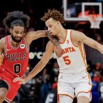 El escolta de los Chicago Bulls Coby White (I), en acción contra el escolta de los Atlanta Hawks, Dyson Daniels de Australia. EFE/EPA/ERIK S. LESSER SHUTTERSTOCK OUT