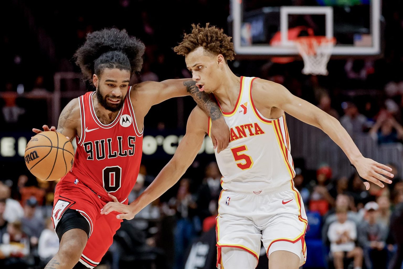 El escolta de los Chicago Bulls Coby White (I), en acción contra el escolta de los Atlanta Hawks, Dyson Daniels de Australia. EFE/EPA/ERIK S. LESSER SHUTTERSTOCK OUT