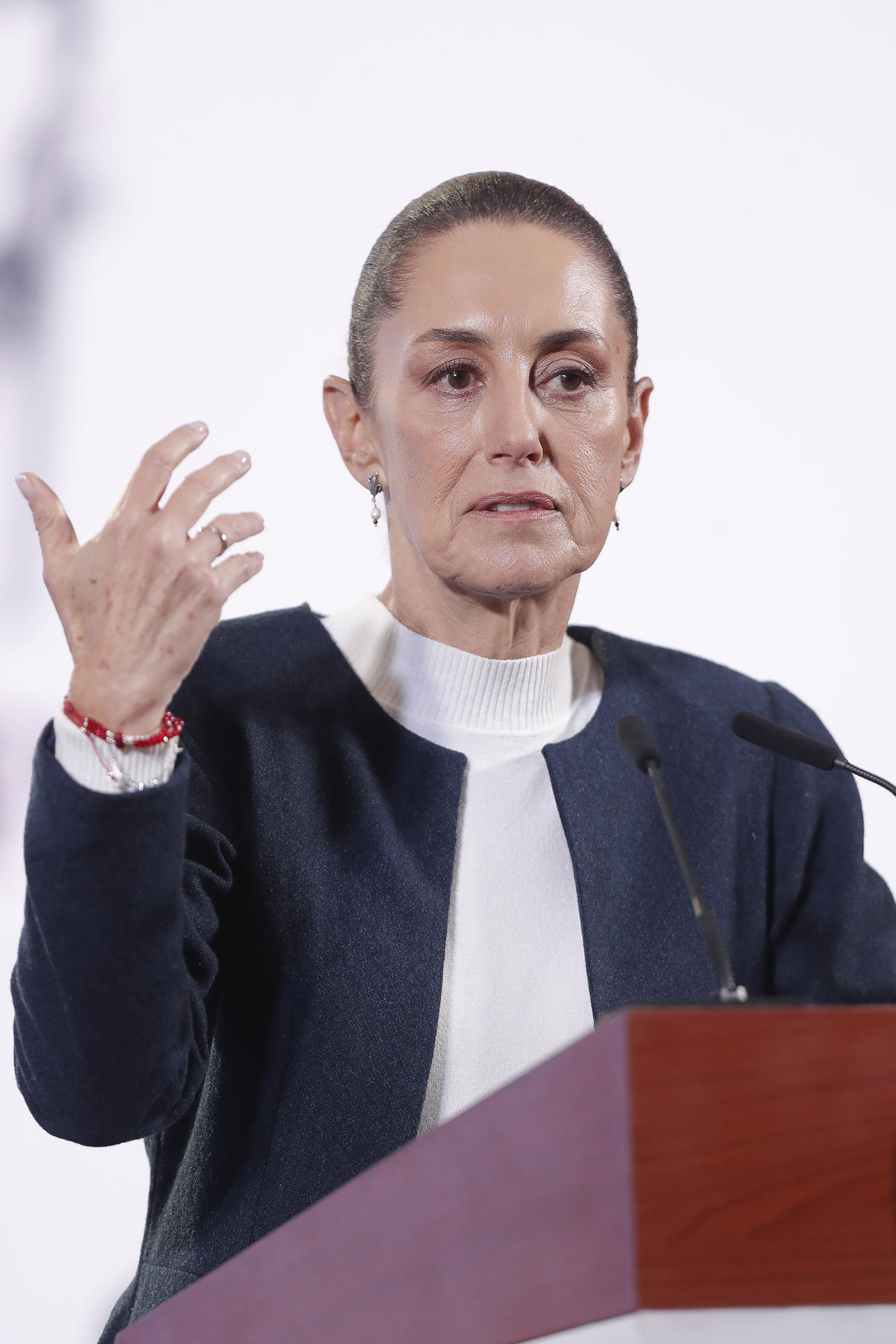 La presidenta de México, Claudia Sheinbaum, habla durante su rueda de prensa matutina en Palacio Nacional, este miércoles en Ciudad de México (México). EFE/ Isaac Esquivel
