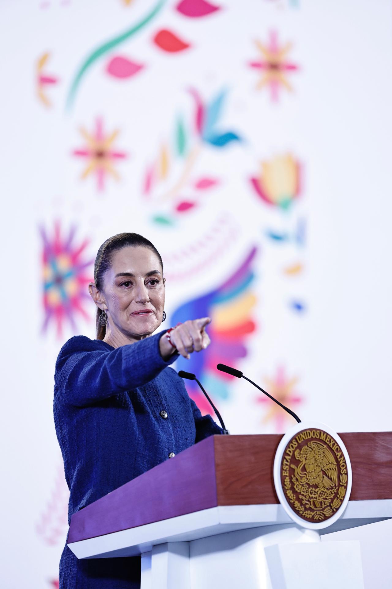 La presidenta de México Claudia Sheinbaum, habla este jueves durante una rueda de prensa matutina en Ciudad de México (México). EFE/Sáshenka Gutiérrez