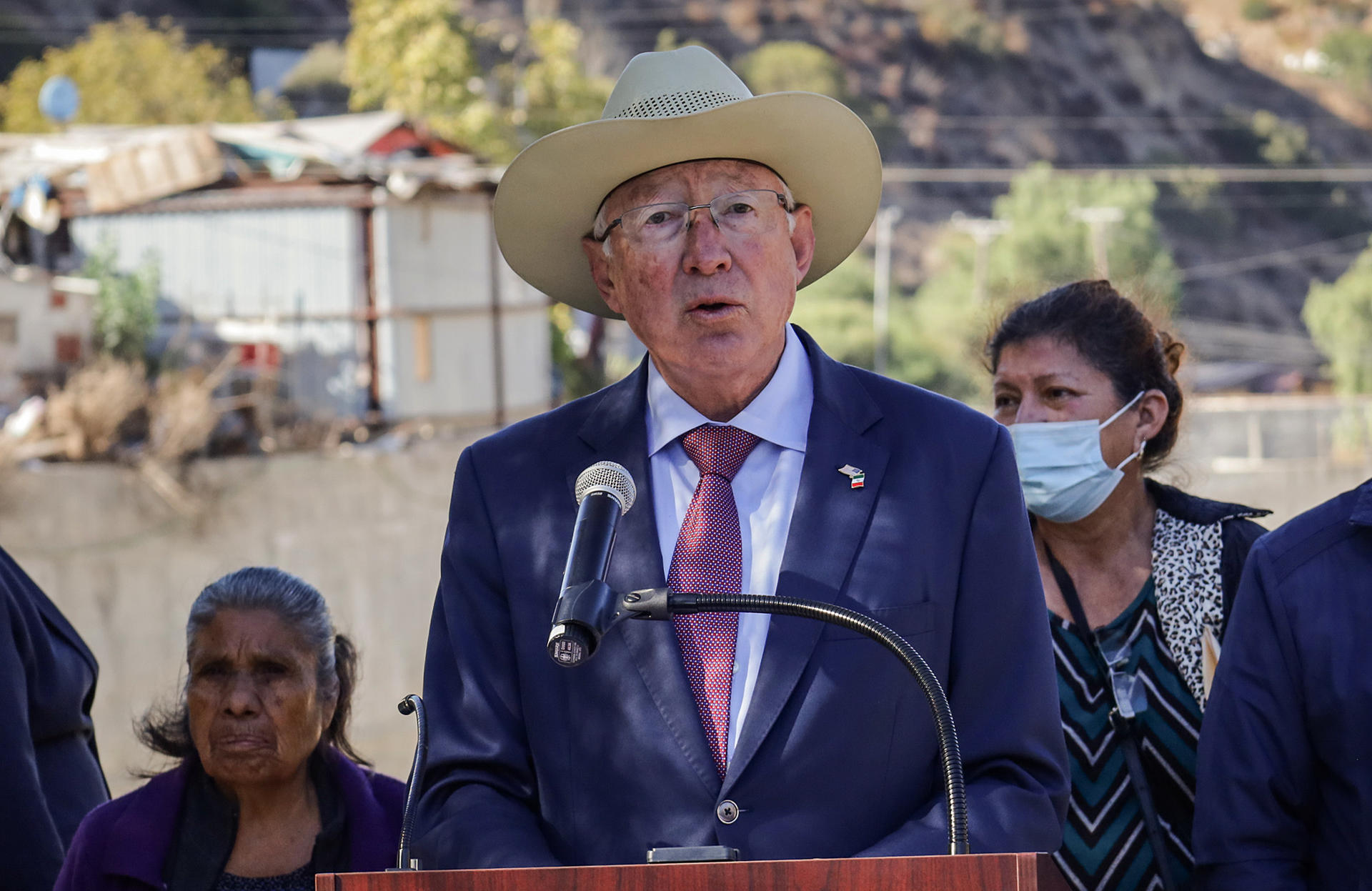 El embajador de Estados Unidos en México, Ken Salazar, habla durante una rueda de prensa en la ciudad de Tijuana, en el estado de Baja California (México). EFE/ Joebeth Terríquez
