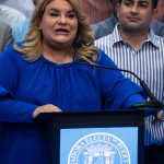 Jenniffer González (c), del Partido Nuevo Progresista, ofrece declaraciones en compañía de su esposo José Jovín Vargas (d) este martes en San Juan (Puerto Rico). EFE/ Enid M. Salgado Mercado