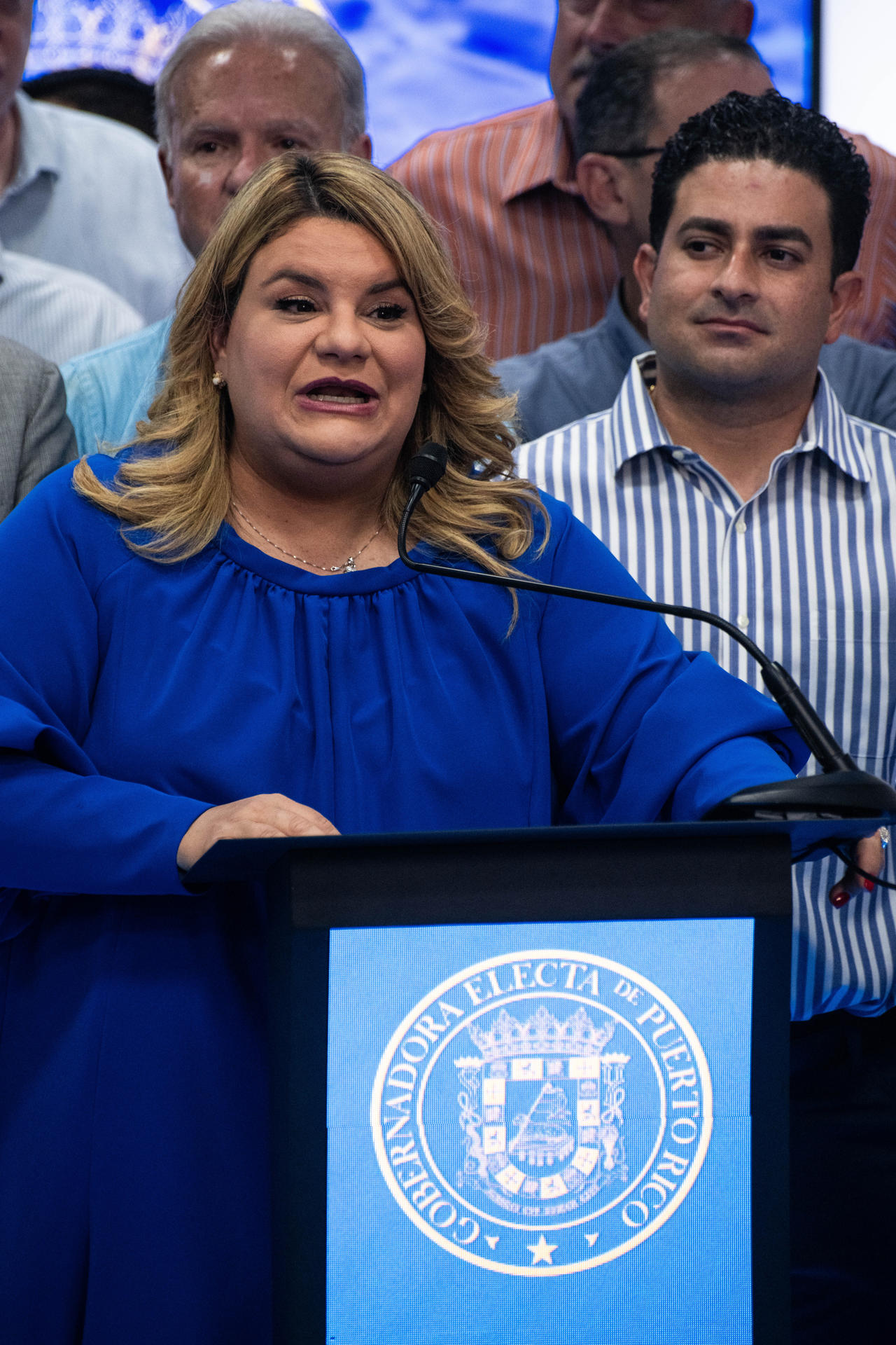 Jenniffer González (c), del Partido Nuevo Progresista, ofrece declaraciones en compañía de su esposo José Jovín Vargas (d) este martes en San Juan (Puerto Rico). EFE/ Enid M. Salgado Mercado