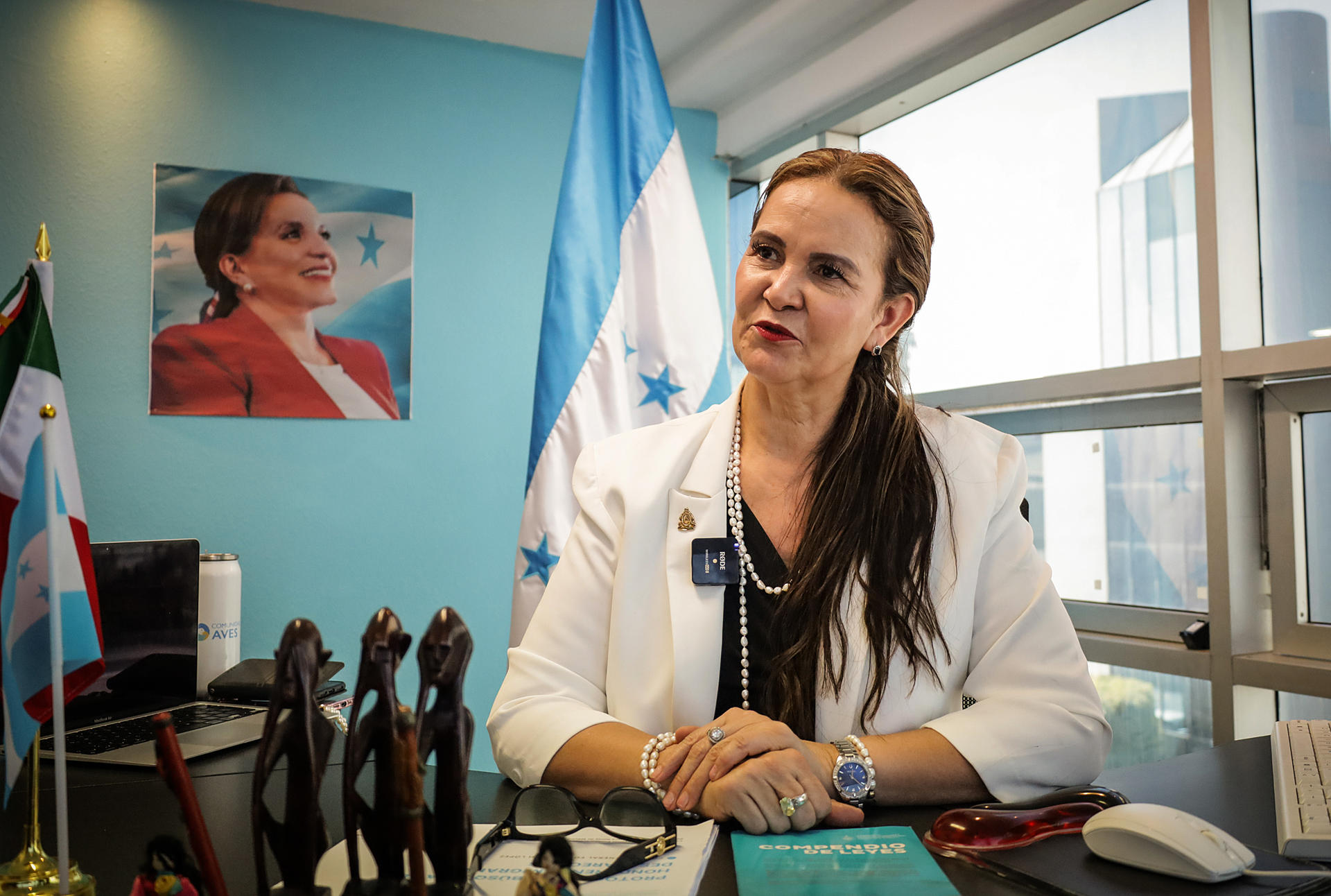 La cónsul general de Honduras en Tijuana, Edna Janeth López, habla durante una entrevista con EFE, este lunes en Tijuana (México). EFE/ Joebeth Terríquez
