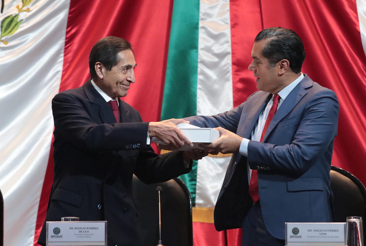 Fotografía cedida por la Cámara de Diputados del secretario de Hacienda, Rogelio Ramírez de la O (i), entregando un paquete económico al diputado Sergio Gutiérrez Luna, en un acto protocolario en Ciudad de México (México). EFE/ Cámara De Diputados / SOLO USO EDITORIAL/ SOLO DISPONIBLE PARA ILUSTRAR LA NOTICIA QUE ACOMPAÑA (CRÉDITO OBLIGATORIO)