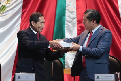 Fotografía cedida por la Cámara de Diputados del secretario de Hacienda, Rogelio Ramírez de la O (i), entregando un paquete económico al diputado Sergio Gutiérrez Luna, en un acto protocolario en Ciudad de México (México). EFE/ Cámara De Diputados / SOLO USO EDITORIAL/ SOLO DISPONIBLE PARA ILUSTRAR LA NOTICIA QUE ACOMPAÑA (CRÉDITO OBLIGATORIO)