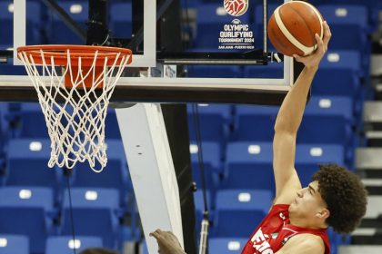 Karim Lopez de Mexico lanza un balón durante el Torneo Preolímpico FIBA 2024 entre Costa de Marfil y México, en el Coliseo Jose Miguel Agrelot, en San Juan (Puerto Rico). Imagen de archivo. EFE/Thais Llorca