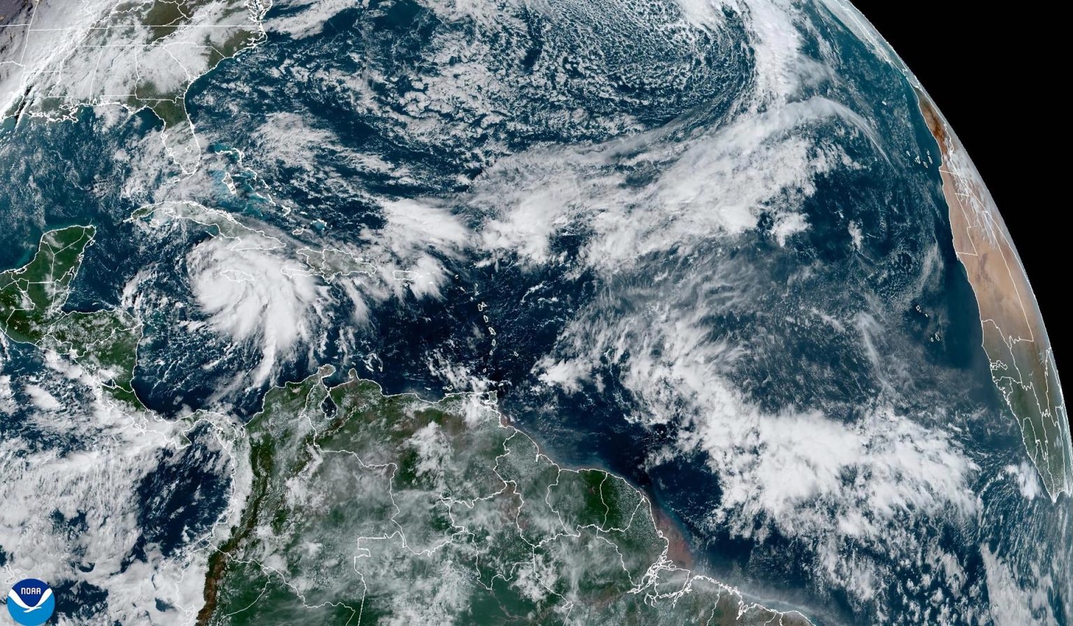 Fotografía satelital cedida este martes por la Oficina Nacional de Administración Oceánica y Atmosférica (NOAA) a través del Centro Nacional de Huracanes (NHC) estadounidense donde se muestra la localización de la tormenta Rafael (i) en el Mar Caribe. EFE/NOAA-NHC /SOLO USO EDITORIAL /NO VENTAS /SOLO DISPONIBLE PARA ILUSTRAR LA NOTICIA QUE ACOMPAÑA /CRÉDITO OBLIGATORIO